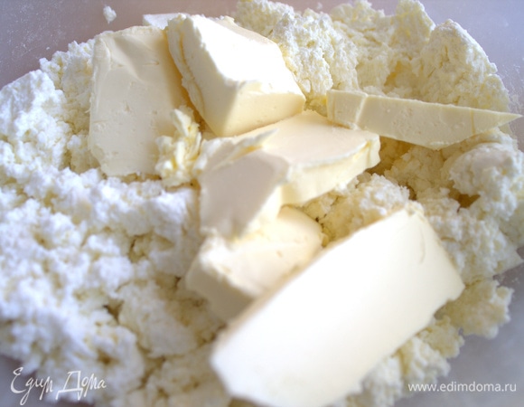 Соединить творог с мягким маслом.