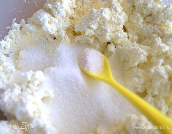 Сахар и ваниль тоже растереть. Творог разделить по двум мискам.