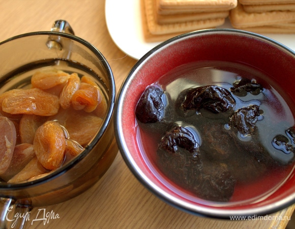 Изюм промыть, отжать, курагу и чернослив залить кипятком.