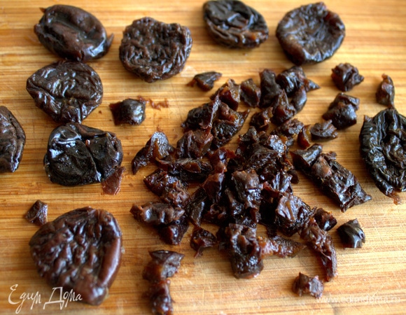 Отжать, нарезать чернослив.