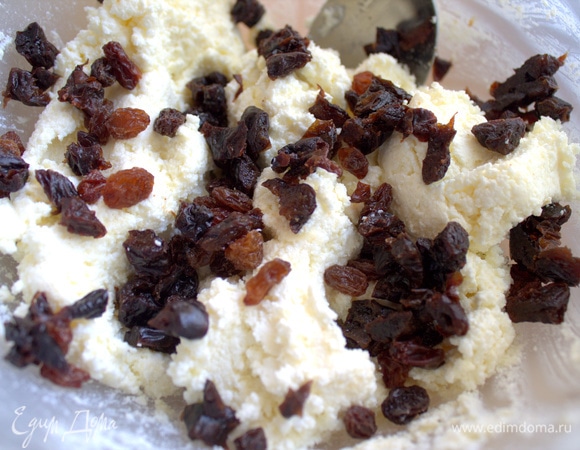 Перенести вместе с изюмом в половину творога.