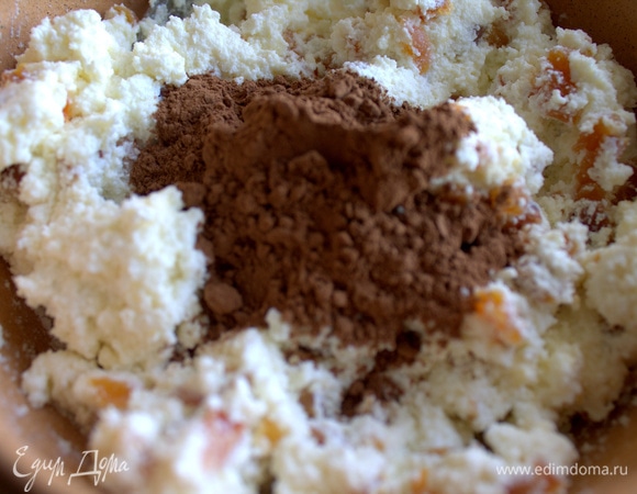 Туда же — пару ложек какао.