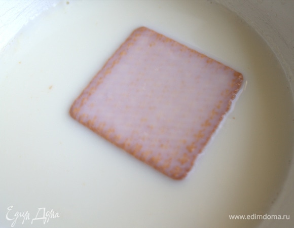 Нагреть молоко и макать в него каждую печенюшку, быстро выкладываем на тарелку или поднос.