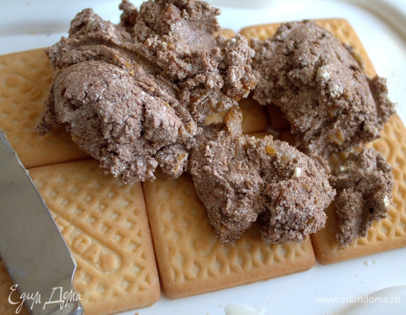 На печенье распределить половину коричневой начинки.