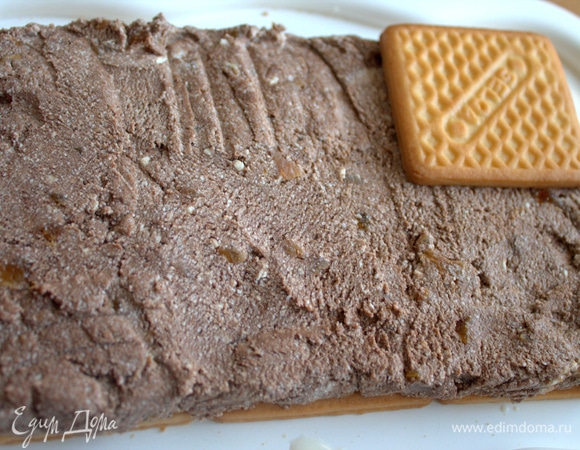 Макаем каждое печенье для второго слоя.