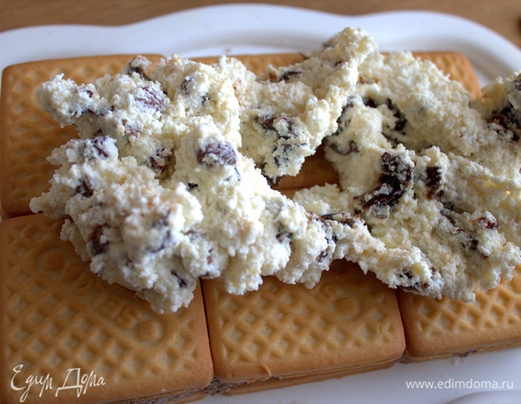 Сверху — половину светлой начинки.