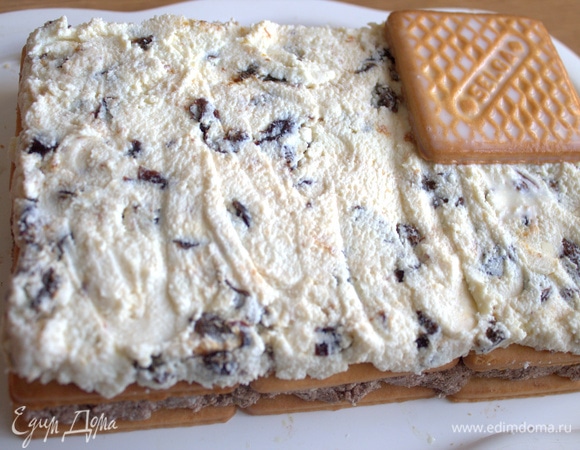 Накрываем третьим слоем печенья с молоком.