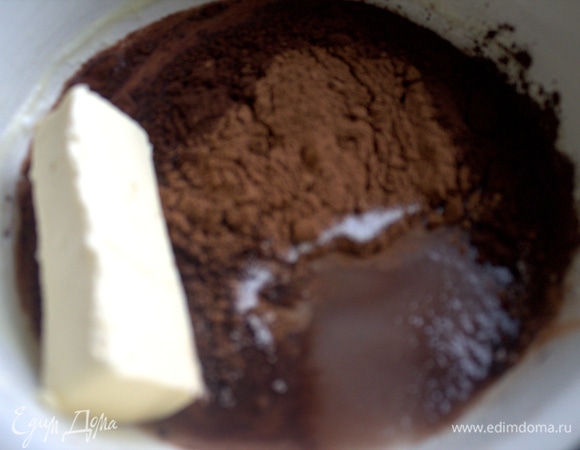 Для глазури поставить на маленький огонь остатки молока, сахар, масло, какао.