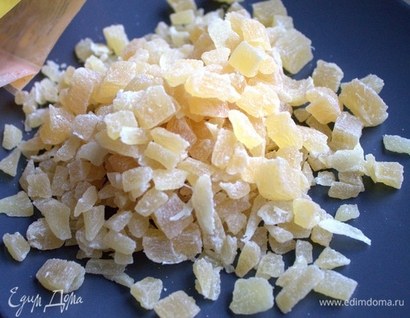 Для украшения возьмем ананасовые цукаты.