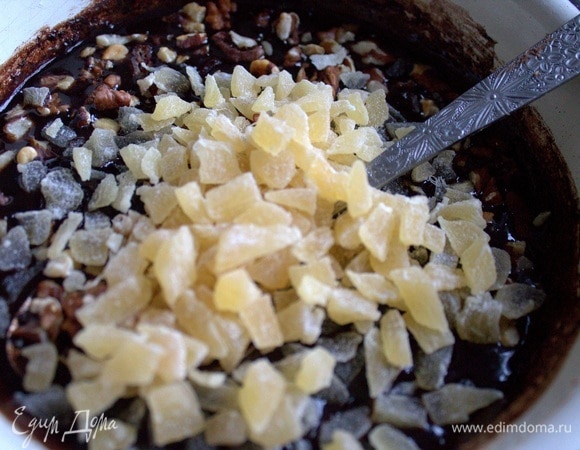 И цукаты. Это по желанию, можно обойтись простой глазурью.