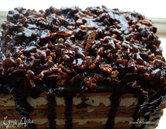 Постепенно поливаем глазурью верхний слой печенья.