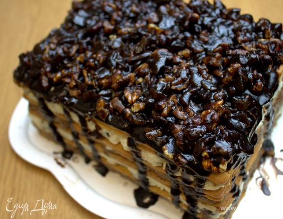 Сбоку сделать шоколадные подтеки. Обычно делаю торт вечером и отправляю на ночь в холодильник.