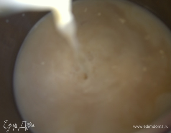 Долить молоко и продолжить нагревать.