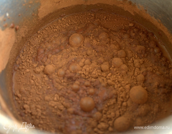 Всыпать какао. Сахар не добавляла.