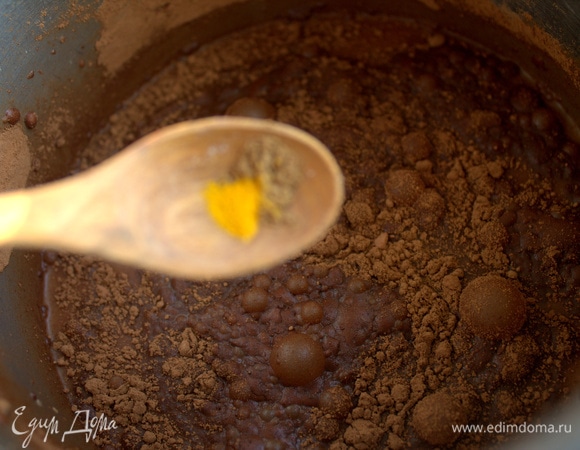 Я привыкла к куркуме и корице в кофе и решила их здесь применить. Хорошо размешать от комочков.