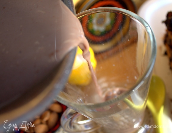 Нагретое какао перелить в бокал.