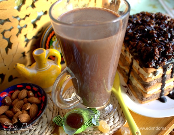 Подать какао с кусочком тортика.