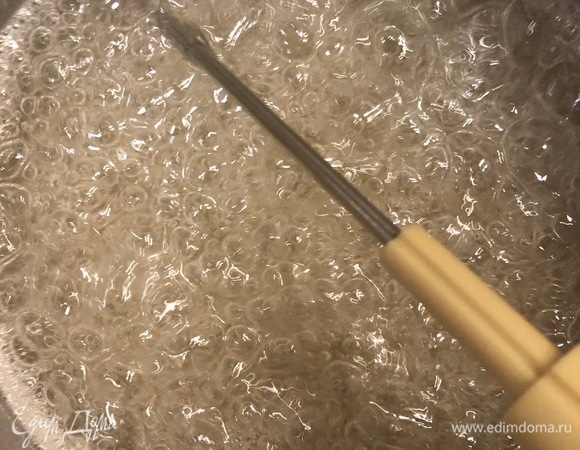 Для начала необходимо приготовить базу для тирамису. Влить в небольшой сотейник воду, добавить сахар и, не мешая, сварить на среднем огне сироп, доведя его до температуры 121°C. Контроль температуры вести с помощью кулинарного термометра. Следить за тем, чтобы сироп не кристаллизовался, он должен быть совершенно прозрачным и текучим.