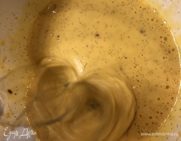 Пока варится сироп, взбить желтки с семенами ванили до увеличения в объеме и побеления массы.