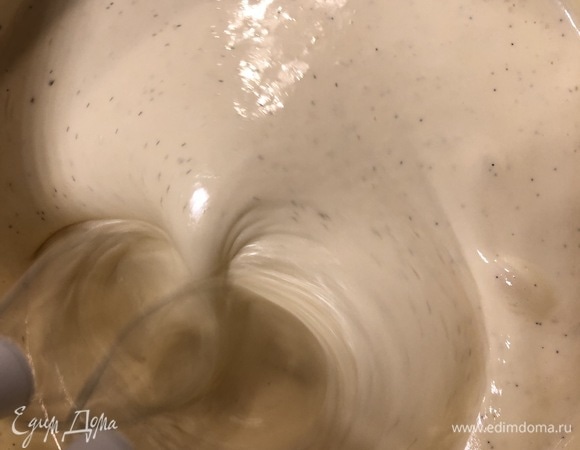 Как только сироп готов, немедленно влить его тонкой струйкой во взбивающиеся желтки, тем самым заварив их. Взбивать массу на высокой скорости миксера еще минут 5–7, масса должна еще увеличиться в объеме и побелеть. Готовый остывший крем использовать сразу или накрыть пленкой в контакт и хранить в холодильнике до использования (2–3 дня).