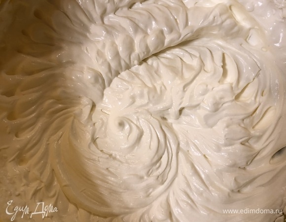 Взбить холодные сливки до средних пиков. В отдельной чаше слегка взбить маскарпоне на самых низких оборотах миксера.