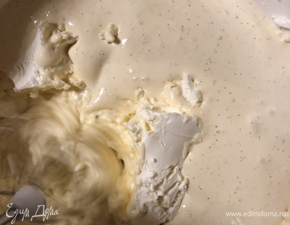 Частями подмешать маскарпоне к остывшей базе для тирамису. Можно аккуратно перемешать массу на самых низких оборотах миксера.