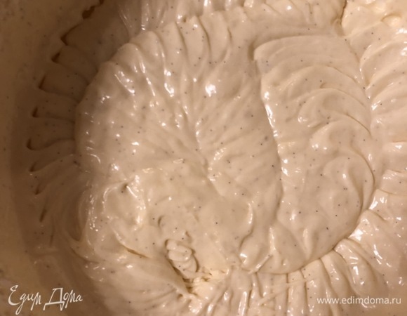 Частями аккуратно вмешать взбитые сливки. Здесь уже не следует использовать миксер, чтобы не лишиться объема, воздушности и нежности, к которой мы как раз стремимся. Готовый крем должен быть легким и очень шелковистым.