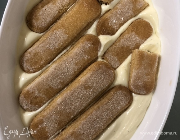 Выложить на дно креманок по 1 ст. л крема. Далее быстрым движением окунать палочки савоярди в остывший кофейно-ликерный сироп (я советую окунать палочки наполовину, чтобы они не успевали быстро размокать) и выкладывать поверх крема. Можно ломать палочки на части различной длины, чтобы выкладывать их достаточно равномерно. Повторять слои крема и савоярди до тех пор, пока не заполнятся все креманки. Закончить надо слоем крема. На фото показано, как я выкладывала савоярди в форму Luminarc.
