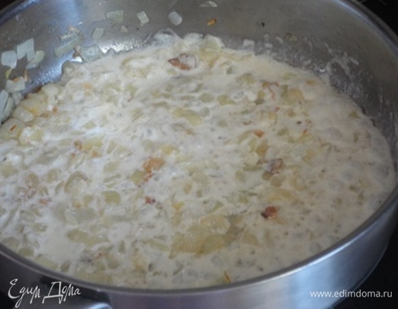 На другой сковороде или в этой же, но без грибов, обжарьте мелко нарезанный лук на умеренном нагреве до мягкости, в течение минут 10. Добавьте муку и жарьте, помешивая, еще пару минут. Затем влейте сливки, посолите и поперчите по вкусу. Помешивая, дайте соусу загустеть.