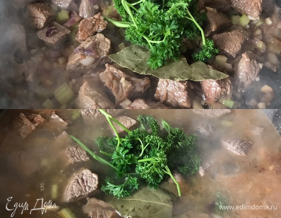 Затем добавить петрушку (я добавила целиком и потом достала), лавровый лист, воду или бульон (жидкость должна покрывать мясо). Накрываем крышкой, убавляем огонь и томим мясо практически до готовности. У всех мясо разное, поэтому количество жидкости регулируйте сами: если она выкипит, а мясо не будет еще готово, то просто подливайте воду или бульон по чуть-чуть.