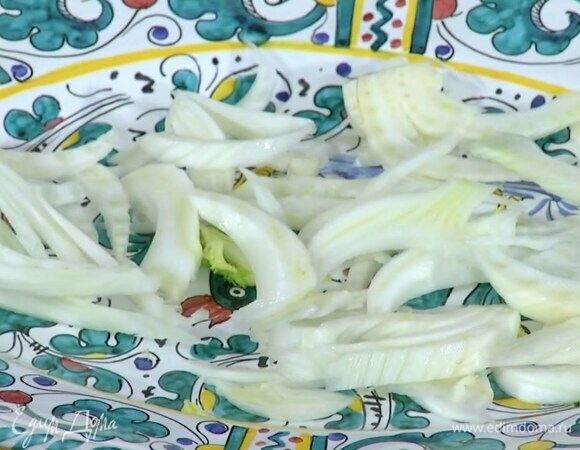 Фенхель нарезать соломкой.