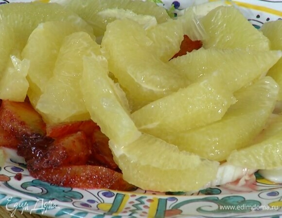 С апельсина, грейпфрута и помело срезать кожуру и над глубокой тарелкой вырезать мякоть из перепонок.