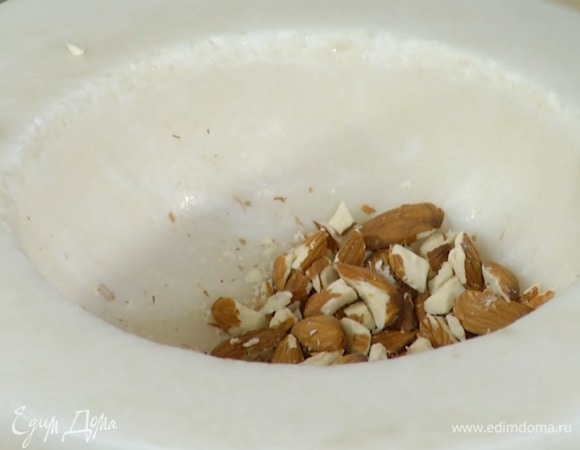 Миндаль слегка измельчить в ступке.