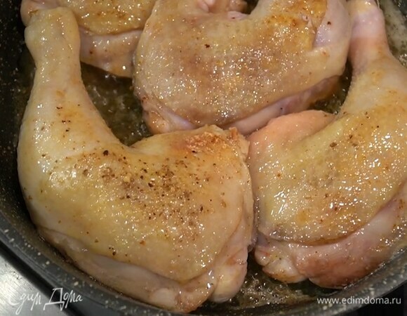 Разогреть в сковороде сливочное и оливковое масло и обжаривать курицу до появления золотистой корочки.