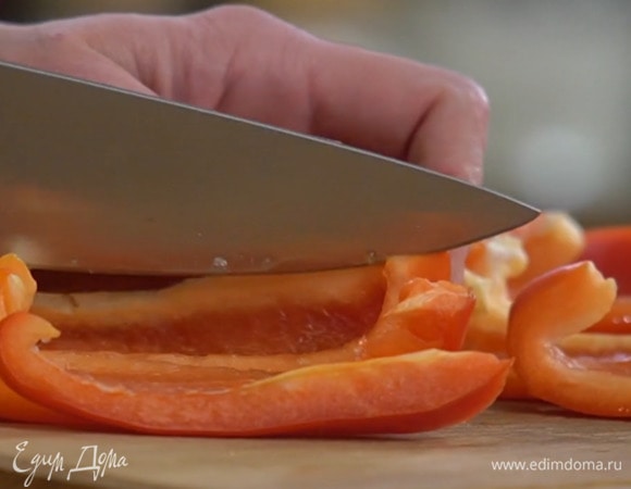 Из перца удалить плодоножку с семенами, сладкий перец нарезать тонкими полосками, зеленый — кольцами.