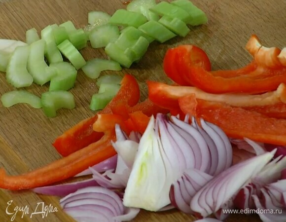 Сельдерей порезать маленькими кусочками.