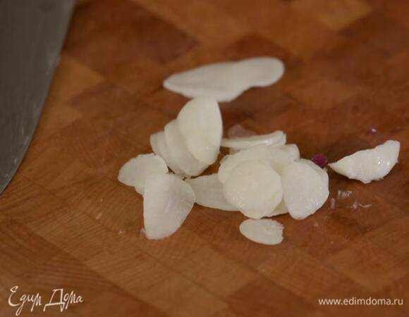 Чеснок почистить и нарезать пластинками.