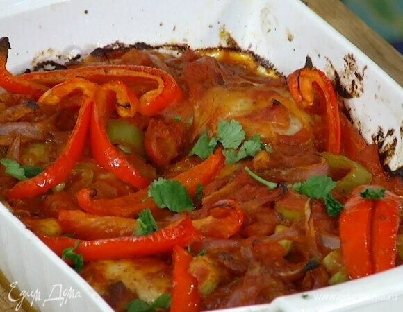 Кинзу порвать руками и посыпать готовую курицу.