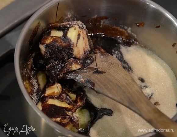 В небольшой кастрюле соединить сливочное масло, солод и сахар и растопить все на медленном огне, затем слегка остудить.