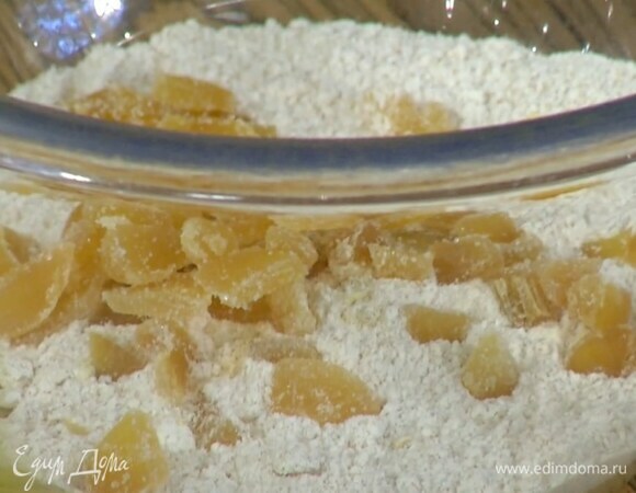 Геркулес соединить с мукой, добавить нарезанные цукаты, разрыхлитель, молотый имбирь и соль, все перемешать.