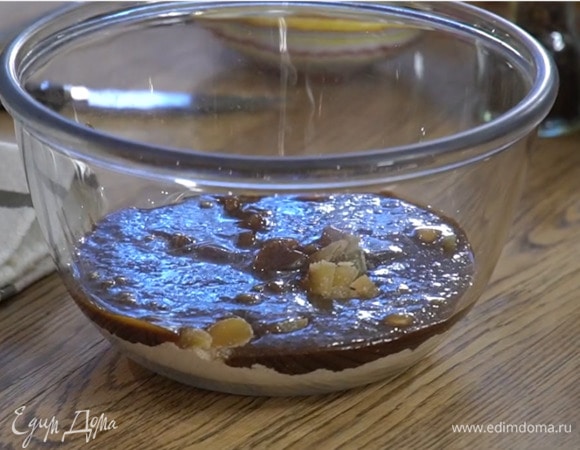 В муку с цукатами влить растопленное масло с солодом и вымешать тесто.