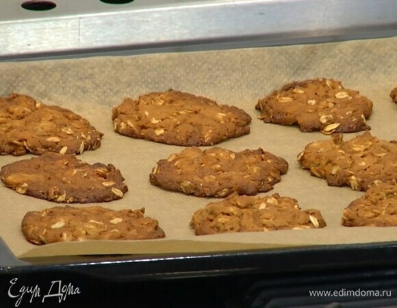 Выпекать в разогретой духовке 12–15 минут.