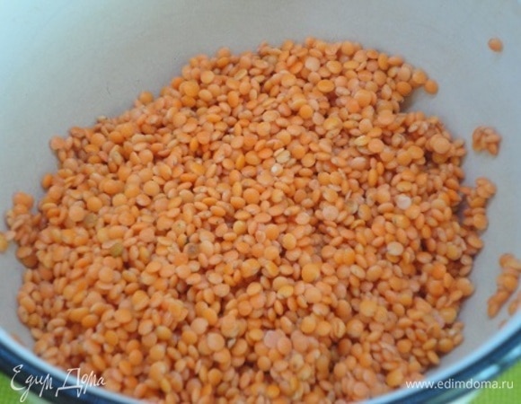 Чечевицу красную достаточно просто промыть. Зеленую лучше замочить на 2–3 часа или на ночь.