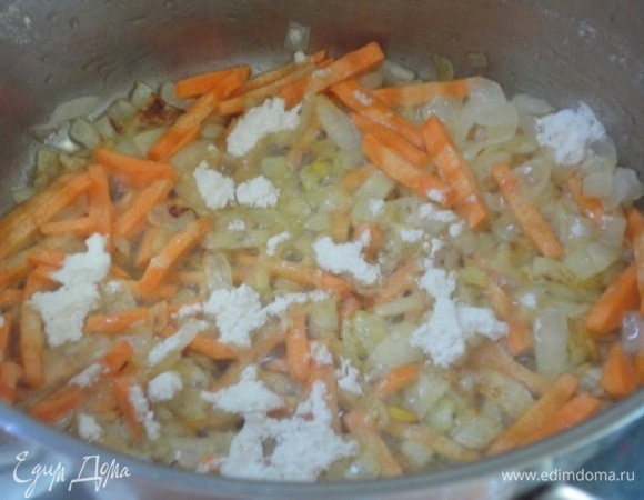 В кастрюле с толстым дном пассеровать сначала лук, затем добавить морковь и петрушку. Продолжить пассеровку. Посыпать мукой, хорошо перемешать и залить бульоном.