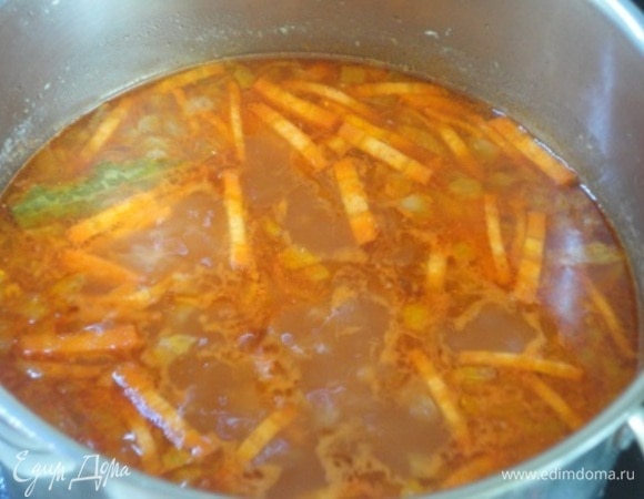 Выложить чечевицу, довести до кипения, приправить паприкой и горчицей и варить на медленном огне под крышкой до готовности.