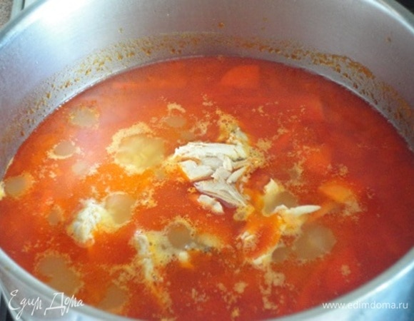 Сметану развести горячим бульоном и влить в суп. Сливки можно сразу, не разводя бульоном, влить. Попробовать на соль. Довести до кипения, заправить петрушкой и убрать с огня.