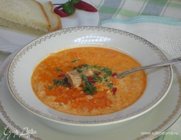 Подавать с кусочком мяса. В оригинале суп готовится на бульоне из кубика и подается с кусочками колбасы.