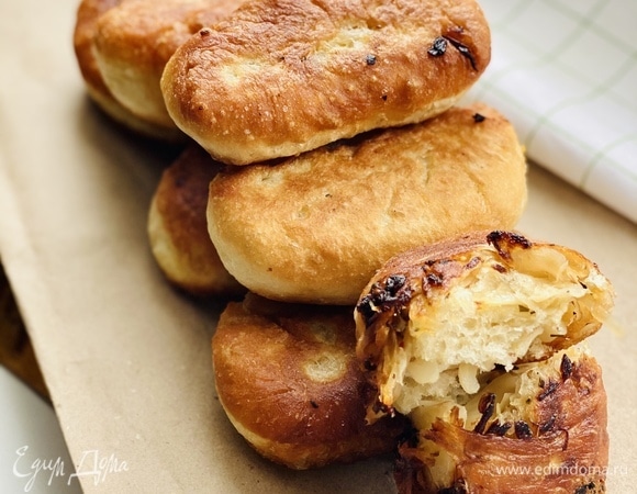 Обжариваем пирожки в большом количестве растительного масла, как во фритюре. По готовности выкладываем на салфетку.