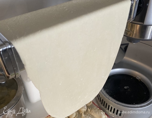 Муку смешать с солью, просеять. Сделать воронку, влить масло и кипяток. Замесить однородное тесто. Вымешивать, пока не перестанет липнуть к рукам. У меня всю эту работу делает кухонная машина. Тесто получается очень эластичным и послушным. Дать тесту отдохнуть в течение минут 20–25.