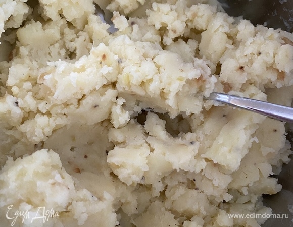 В это время приготовить начинку: картофель очистить, отварить. Добавить соль, свежемолотый перец, сделать пюре. Лук очистить, измельчить, обжарить на растительном масле до золотистого цвета. Добавить лук к пюре (немного оставить для подачи), перемешать.